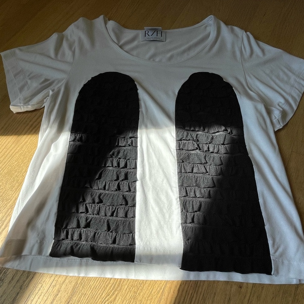 T-shirt white with 2 bands in front with black ruffles